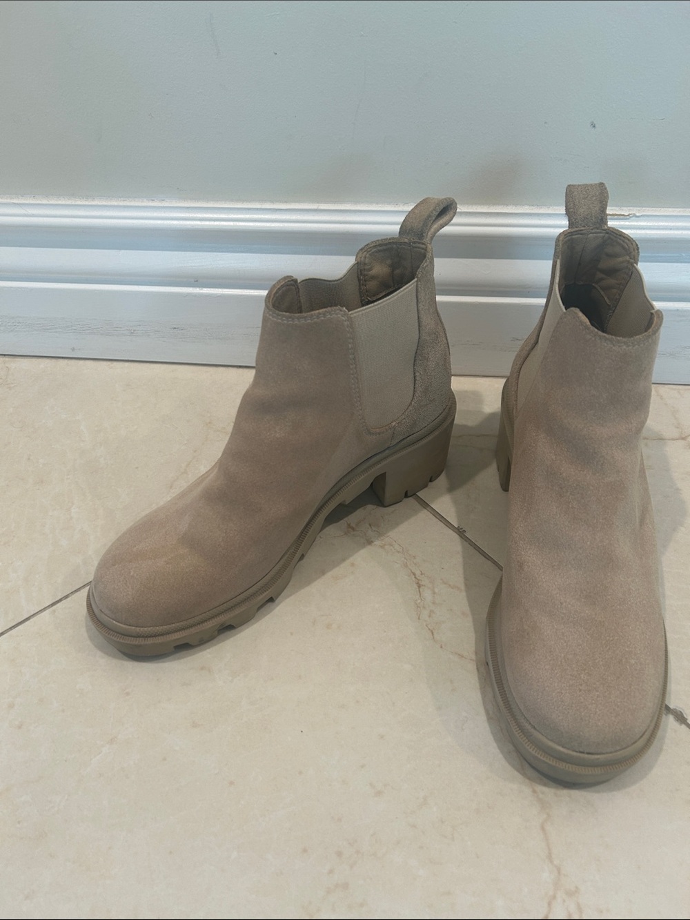 Steve Madden Women’s Suede Chelsea Lug Boot  size 8